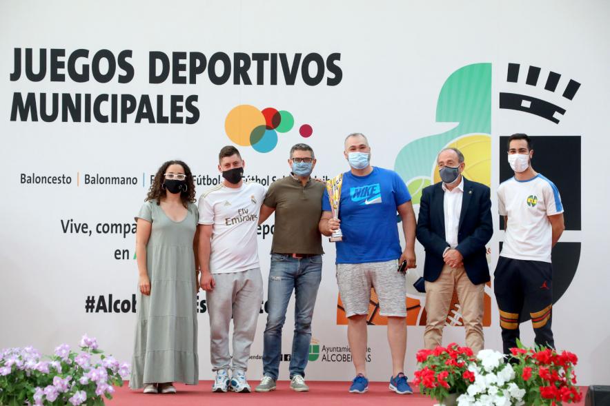 Entrega de Trofeos de Competiciones Locales - Posado del alcalde Sánchez Acera, varios miembros de la corporación municipal, con los deportistas premiados.