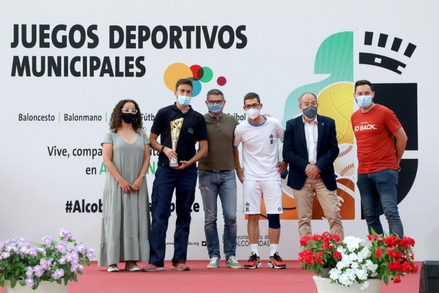 Entrega de Trofeos de Competiciones Locales - Posado del alcalde Sánchez Acera, varios miembros de la corporación municipal, con los deportistas premiados.