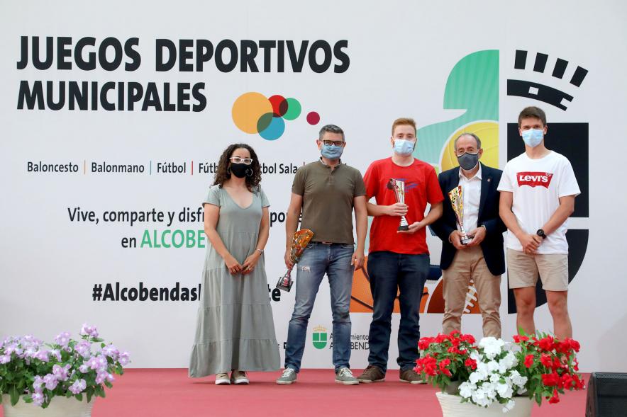Entrega de Trofeos de Competiciones Locales - Posado del alcalde Sánchez Acera, varios miembros de la corporación municipal, con los deportistas premiados.