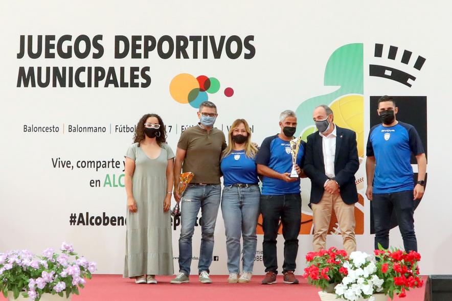 Entrega de Trofeos de Competiciones  Locales - Posado del alcalde Sánchez Acera, varios miembros de la corporación municipal, con los deportistas premiados.