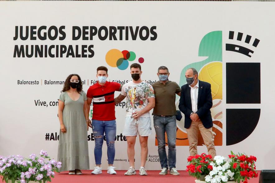 Entrega de Trofeos de Competiciones  Locales - Posado del alcalde Sánchez Acera, varios miembros de la corporación municipal, con los deportistas premiados.