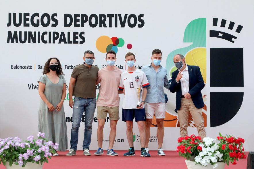 Entrega de Trofeos de Competiciones Locales - Posado del alcalde Sánchez Acera, varios miembros de la corporación municipal, con los deportistas premiados.