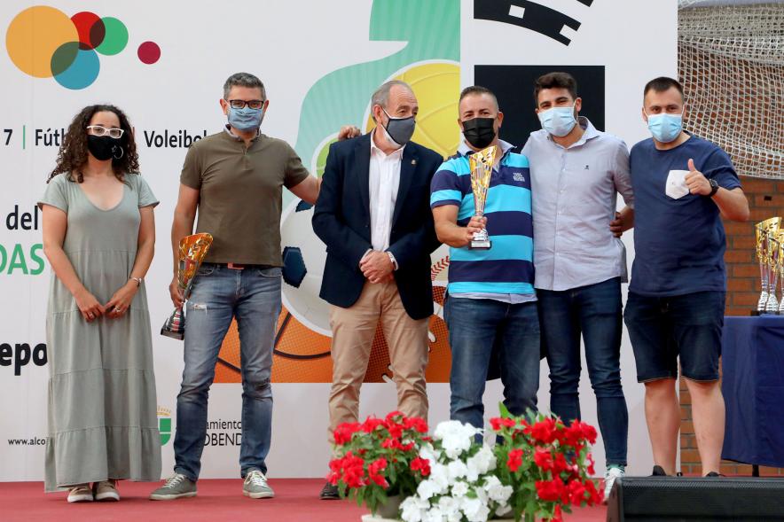Entrega de Trofeos de Competiciones  Locales - Posado del alcalde Sánchez Acera, varios miembros de la corporación municipal, con los deportistas premiados.