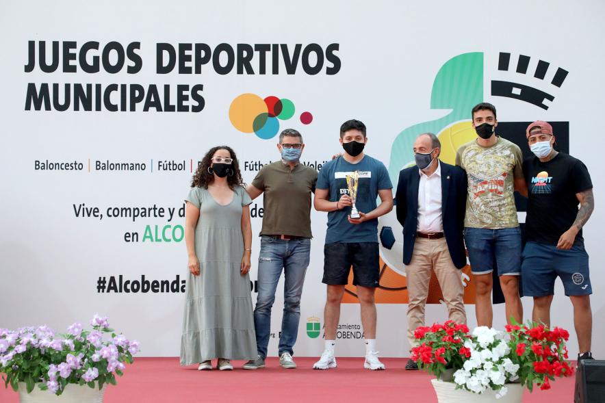 Entrega de Trofeos de Competiciones Locales - Posado del alcalde Sánchez Acera, varios miembros de la corporación municipal, con los deportistas premiados.