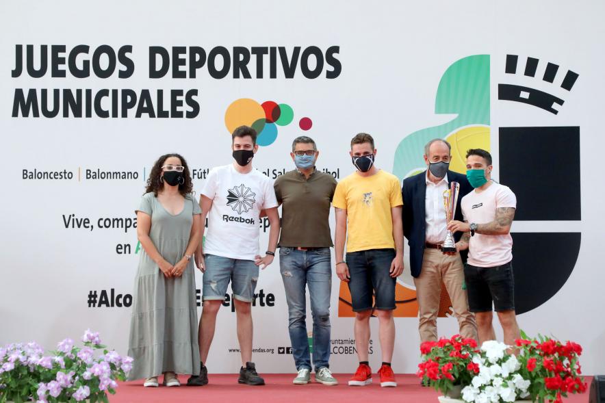 Entrega de Trofeos de Competiciones Locales - Posado del alcalde Sánchez Acera, varios miembros de la corporación municipal, con los deportistas premiados.