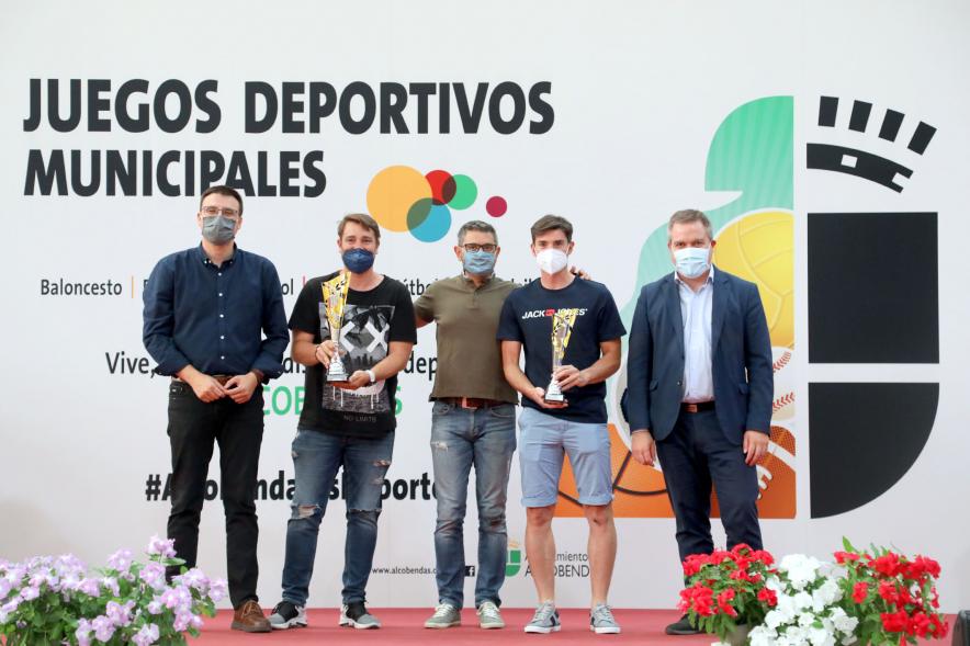 Entrega de Trofeos de Competiciones Locales - Posado del alcalde Sánchez Acera, varios miembros de la corporación municipal, con los deportistas premiados.