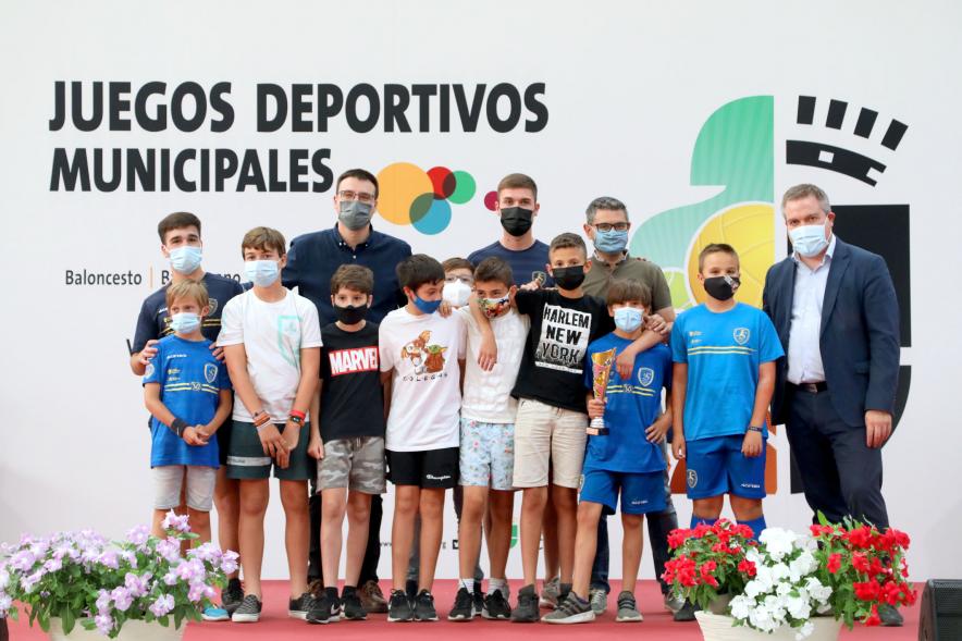 Entrega de Trofeos de Competiciones  Locales - Posado del alcalde Sánchez Acera, varios miembros de la corporación municipal, con los deportistas premiados.