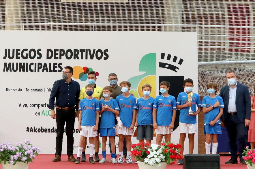 Entrega de Trofeos de Competiciones  Locales - Posado del alcalde Sánchez Acera, varios miembros de la corporación municipal, con los deportistas premiados.
