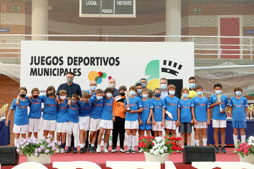Entrega de Trofeos de Competiciones Locales - Posado del alcalde Sánchez Acera, varios miembros de la corporación municipal, con los equipos premiados.