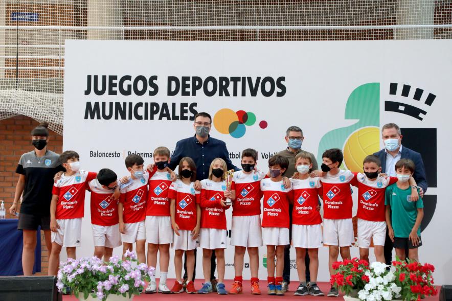 Entrega de Trofeos de Competiciones  Locales - Posado del alcalde Sánchez Acera, varios miembros de la corporación municipal, con los equipos premiados.