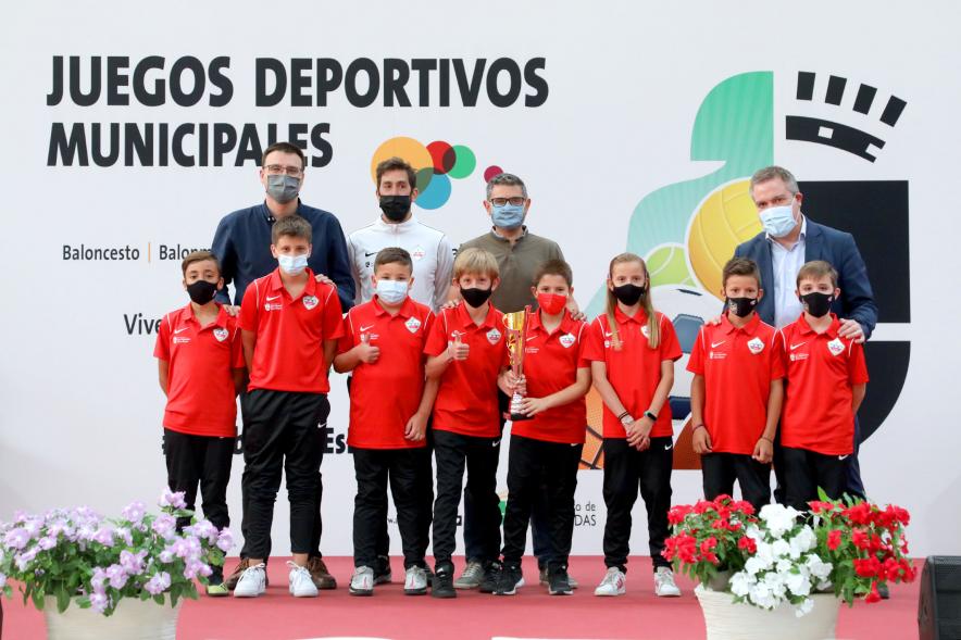 Entrega de Trofeos de Competiciones Locales - Posado del alcalde Sánchez Acera, varios miembros de la corporación municipal, con los equipos premiados.
