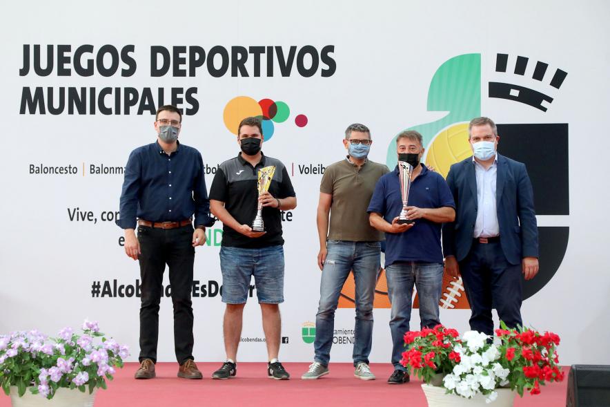 Entrega de Trofeos de Competiciones  Locales - Posado del alcalde Sánchez Acera, varios miembros de la corporación municipal, con los deportistas premiados.