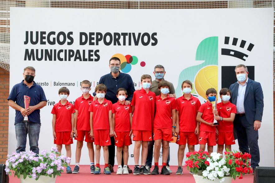 Entrega de Trofeos de Competiciones Locales - Posado del alcalde Sánchez Acera, varios miembros de la corporación municipal, con los equipos premiados.