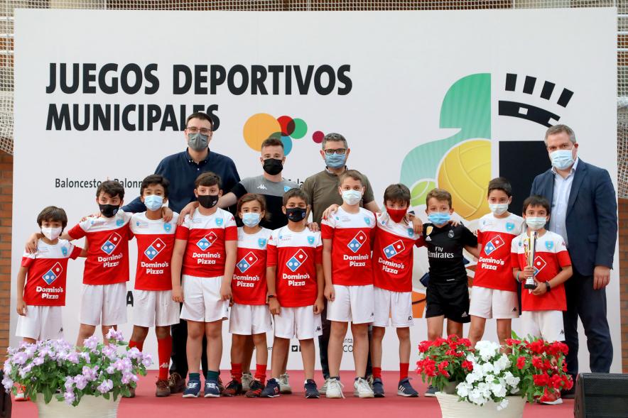 Entrega de Trofeos de Competiciones Locales - Posado del alcalde Sánchez Acera, varios miembros de la corporación municipal, con los equipos premiados.