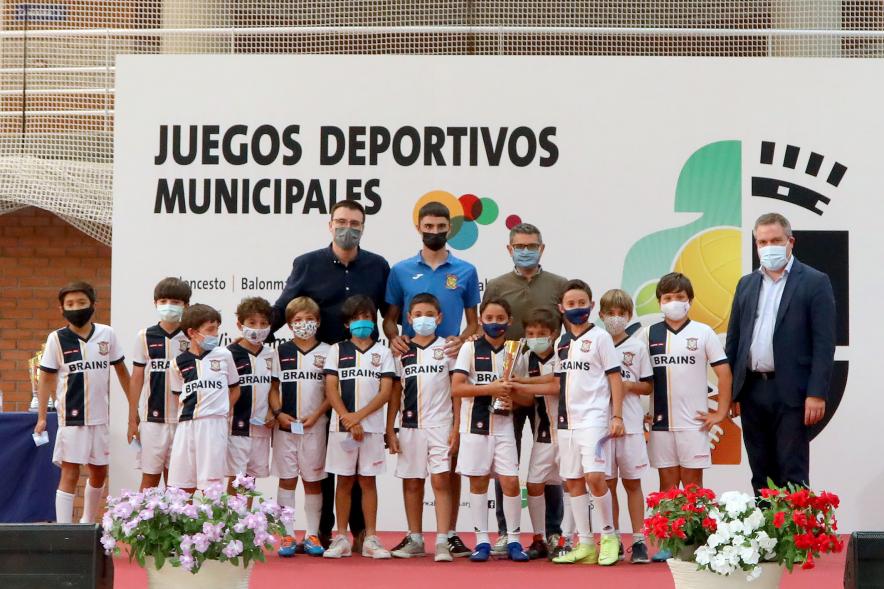 Entrega de Trofeos de Competiciones  Locales - Posado del alcalde Sánchez Acera, varios miembros de la corporación municipal, con los equipos premiados.