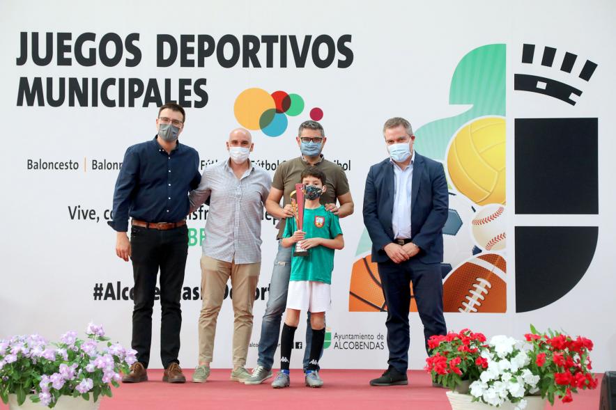 Entrega de Trofeos de Competiciones Locales - Posado del alcalde Sánchez Acera, varios miembros de la corporación municipal, con un deportista premiado.
