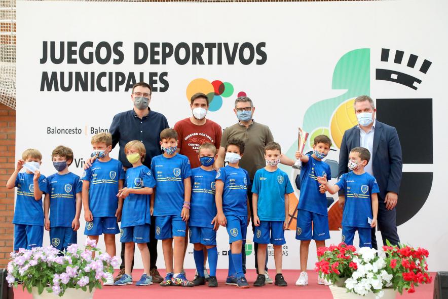 Entrega de Trofeos de Competiciones Locales - Posado del alcalde Sánchez Acera, varios miembros de la corporación municipal, con los equipos premiados.