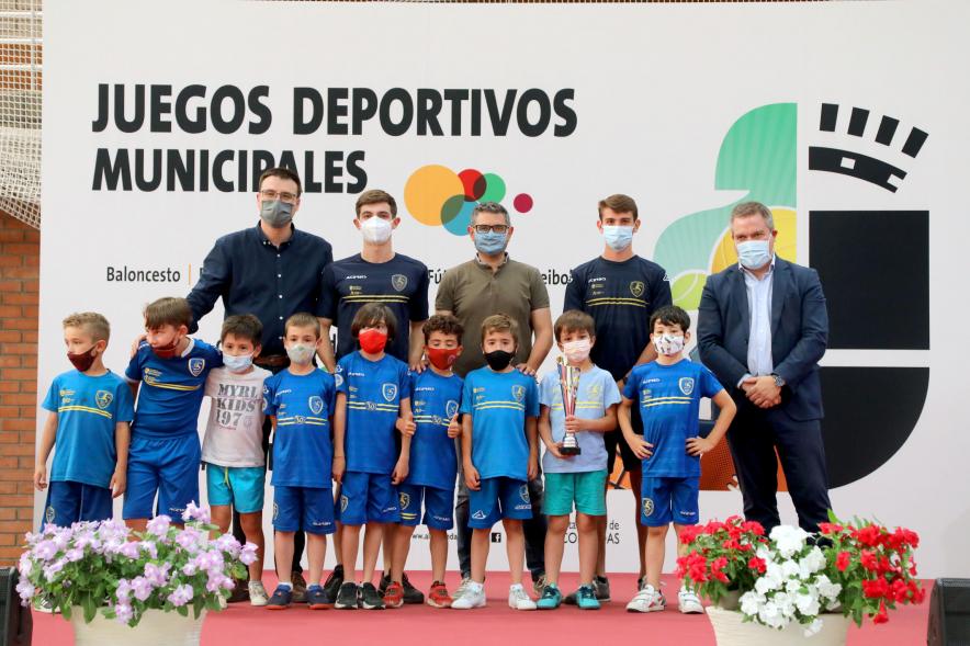 Entrega de Trofeos de Competiciones  Locales - Posado del alcalde Sánchez Acera, varios miembros de la corporación municipal, con los equipos premiados.