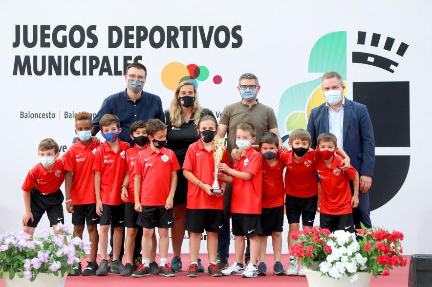Entrega de Trofeos de Competiciones Locales - Posado del alcalde Sánchez Acera, varios miembros de la corporación municipal, con los equipos premiados.