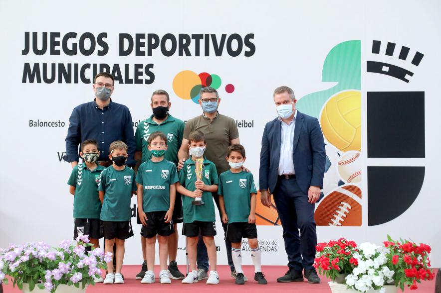 Entrega de Trofeos de Competiciones  Locales - Posado del alcalde Sánchez Acera, varios miembros de la corporación municipal, con los equipos premiados.
