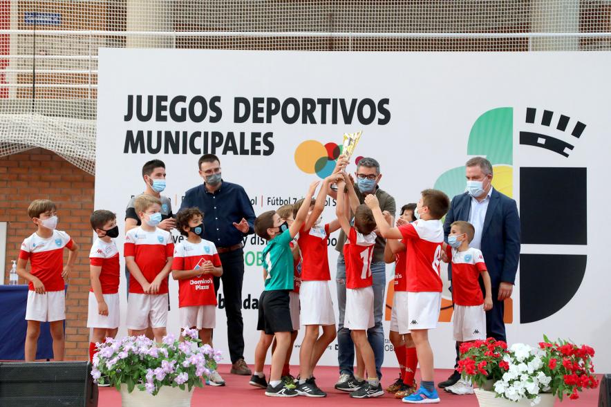 Entrega de Trofeos de Competiciones Locales - Posado del alcalde Sánchez Acera, varios miembros de la corporación municipal, con los deportistas premiados.