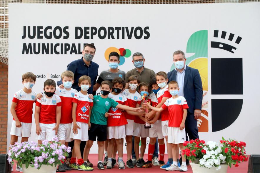 Entrega de Trofeos de Competiciones Locales - Posado del alcalde Sánchez Acera, varios miembros de la corporación municipal, con los equipos premiados.
