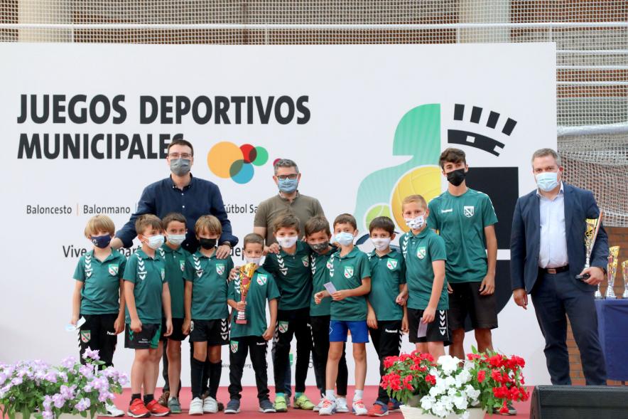 Entrega de Trofeos de Competiciones Locales - Posado del alcalde Sánchez Acera, varios miembros de la corporación municipal, con los equipos premiados.