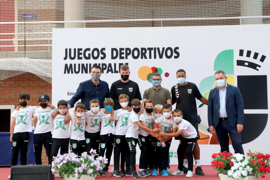 Entrega de Trofeos de Competiciones Locales - Posado del alcalde Sánchez Acera, varios miembros de la corporación municipal, con los equipos infantiles  premiados.