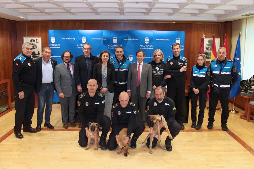 Entrega de Cachorros a Unidad Canina Policia Local de Granada - Imagen de posado de todos los asistentes al acto.
