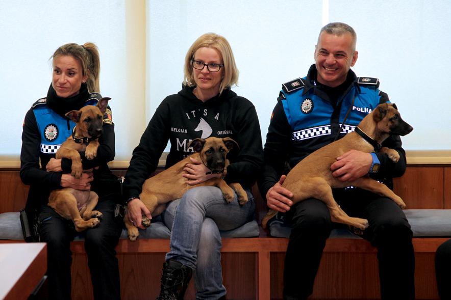 Entrega de Cachorros a Unidad Canina Policia Local de Granada - Imagen de los policías de Alcobendas con los cachorros en sus brazos.