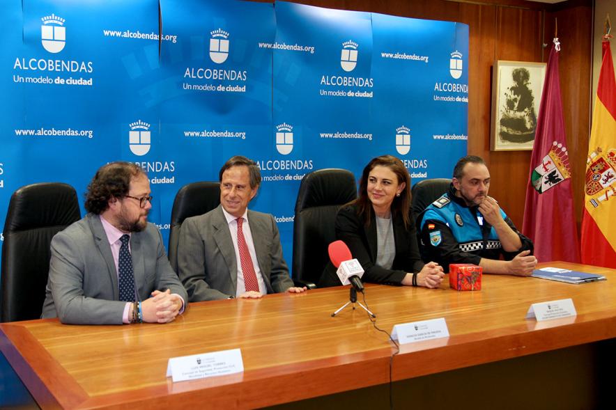 Entrega de Cachorros a Unidad Canina Policia Local de Granada - Imagen de distintos mienbros del gobierno de Alcobendas, presididos por el alcalde García de Vinuesa y un miembro de la policía