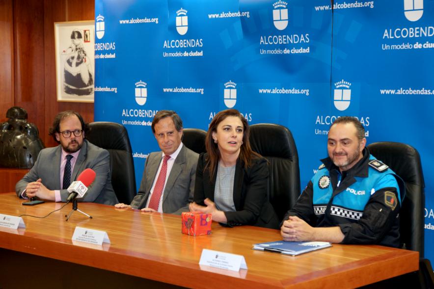 Entrega de Cachorros a Unidad Canina Policia Local de Granada - Imagen de distintos mienbros del gobierno de Alcobendas, presididos por el alcalde García de Vinuesa y un miembro de la policía