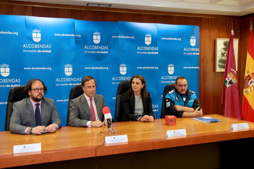 Entrega de Cachorros a Unidad Canina Policia Local de Granada - Imagen de distintos mienbros del gobierno de Alcobendas, presididos por el alcalde García de Vinuesa y un miembro de la policía