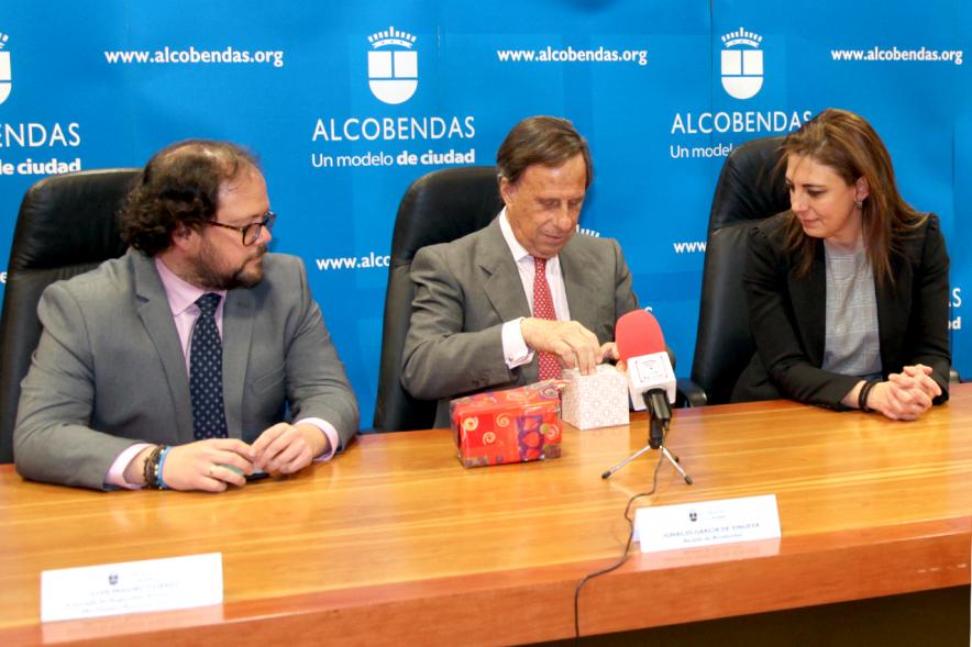 Entrega de Cachorros a Unidad Canina Policia Local de Granada - Imagen del alcalde García de Vinuesa abriendo un obsequio que acaba de recibir.