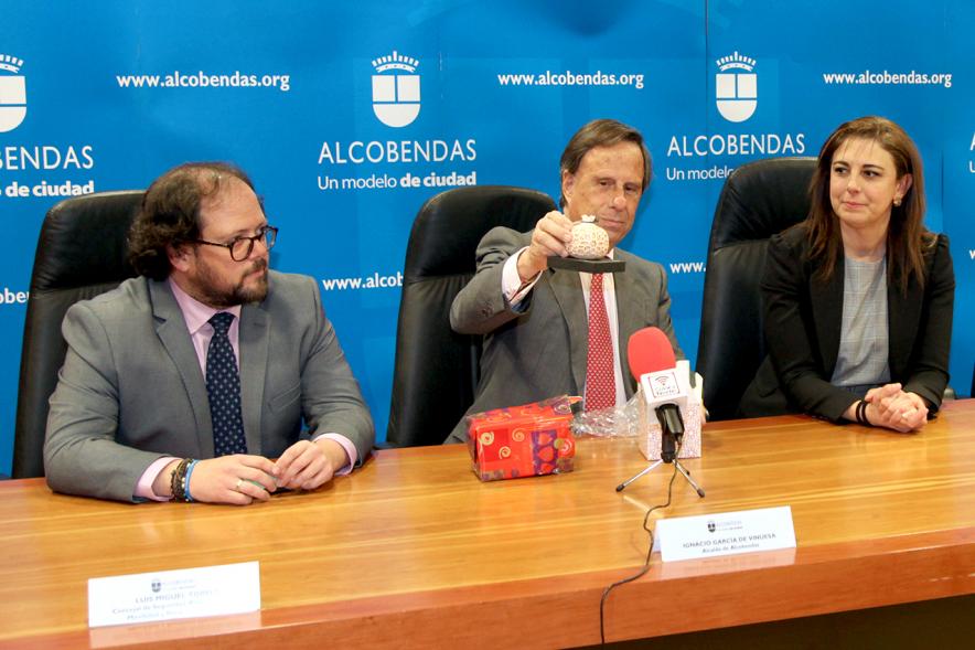 Entrega de Cachorros a Unidad Canina Policia Local de Granada - Imagen del alcalde García de Vinuesa mostrando un obsequio recibido.