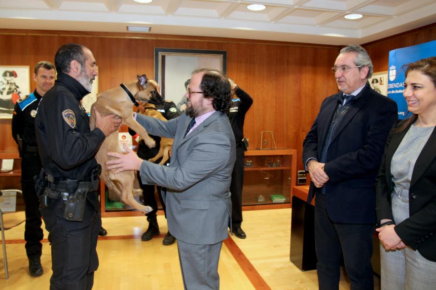 Entrega de Cachorros a Unidad Canina Policia Local de Granada - Imagen de un momento de la entrega de los cachorros por los miembros de la policía de Granada. 