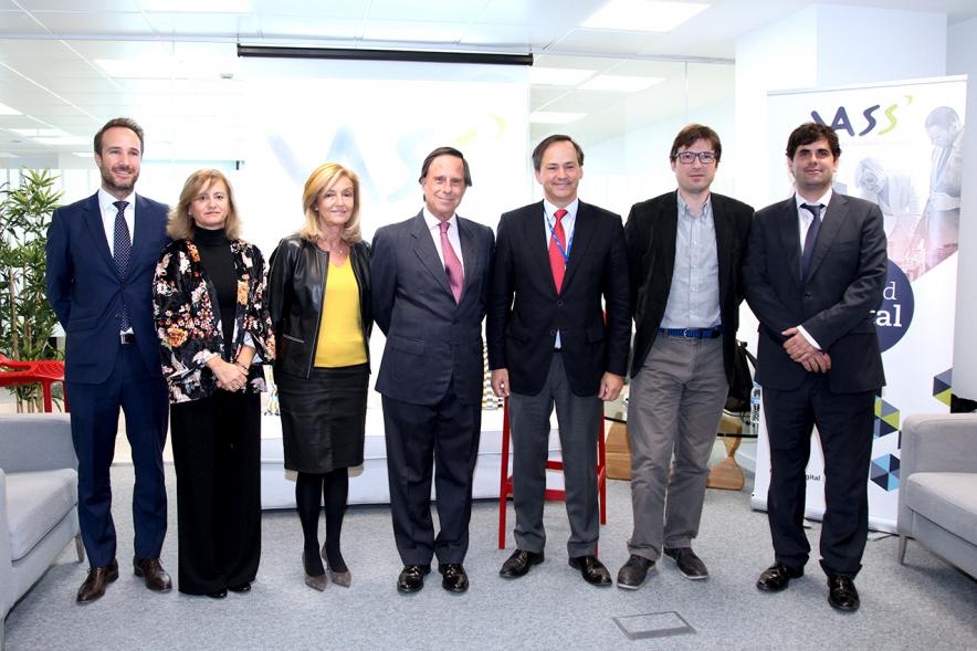Inauguración Espacio Aceleración VASS - Posado de las autoridades y el director del espacio.