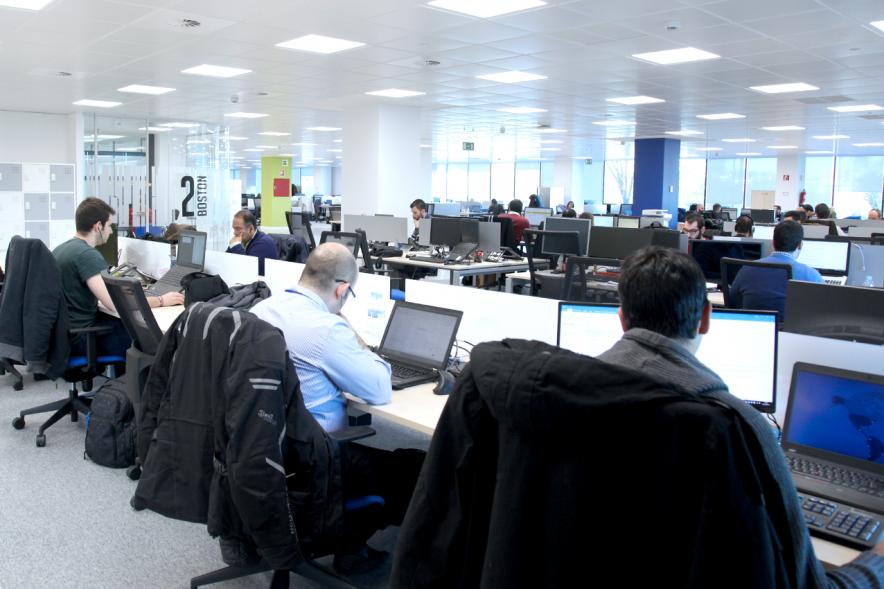 Inauguración Espacio Aceleración VASS - Informaticos en sus puestos. 