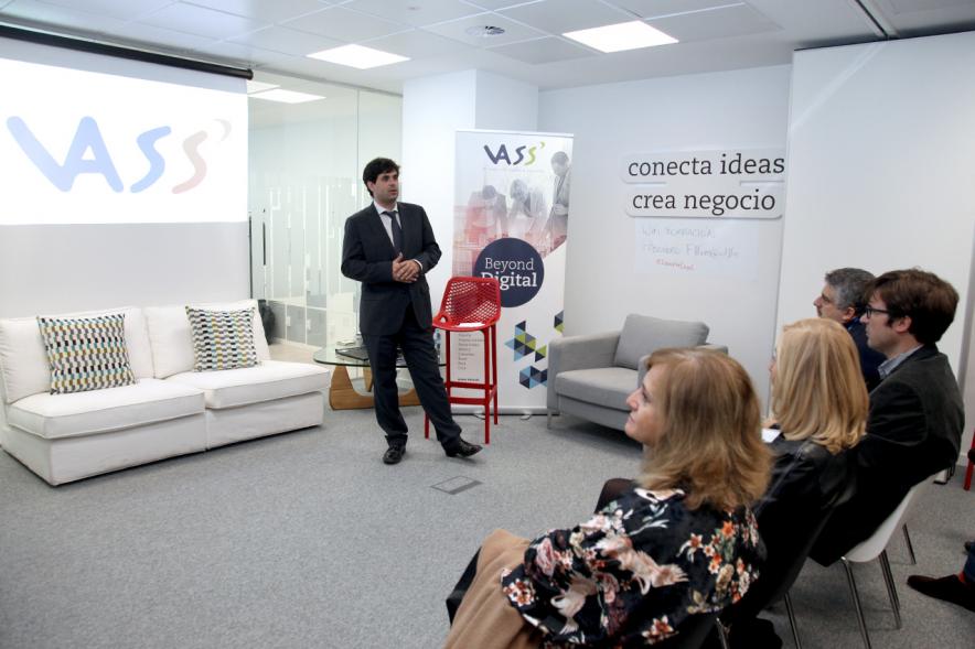 Inauguración Espacio Aceleración VASS - Charla a los asistentes.