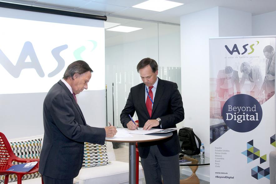 Inauguración Espacio Aceleración VASS - El alcalde firmando.