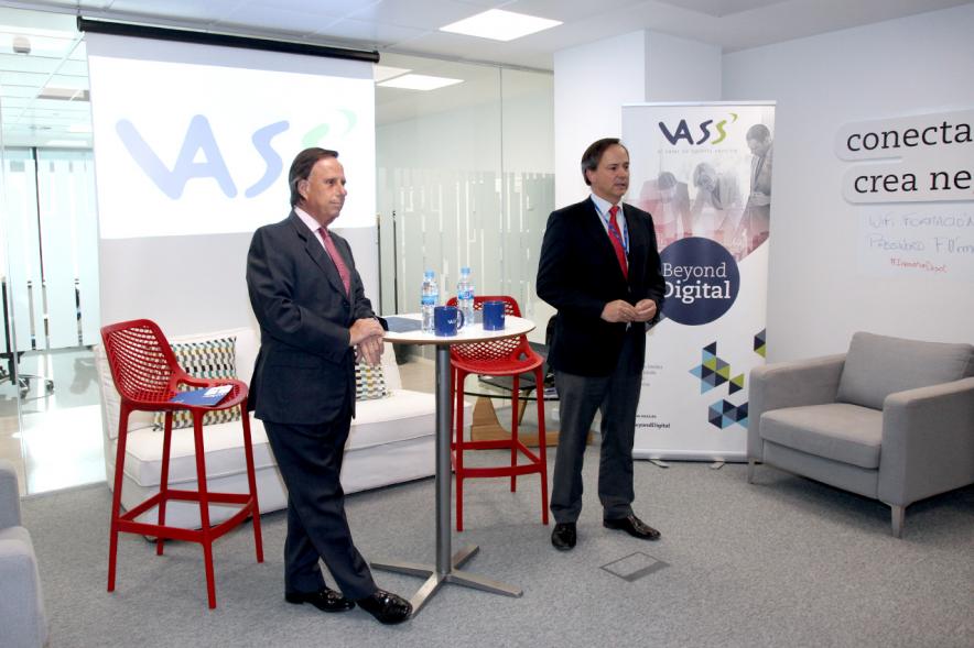 Inauguración Espacio Aceleración VASS - El alcalde y un empresario hablando.