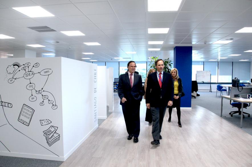 Inauguración Espacio Aceleración VASS - El alcalde con un empresario.
