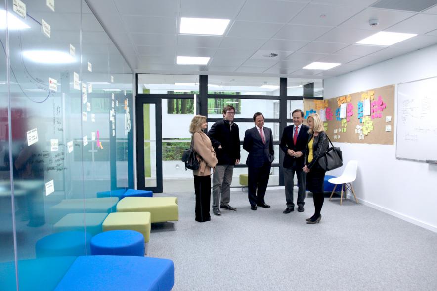 Inauguración Espacio Aceleración VASS - Las autoridades en la sala.