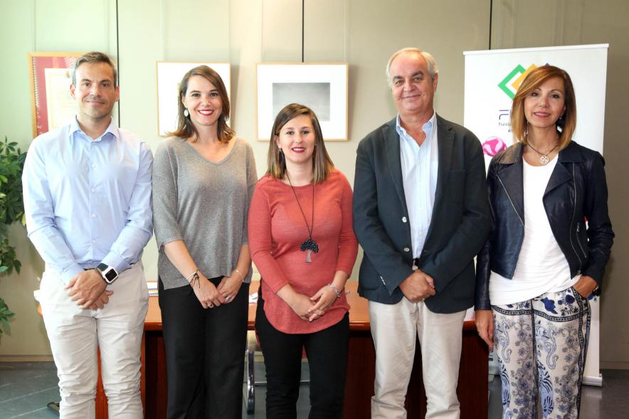 Firmantes posan tras la firma