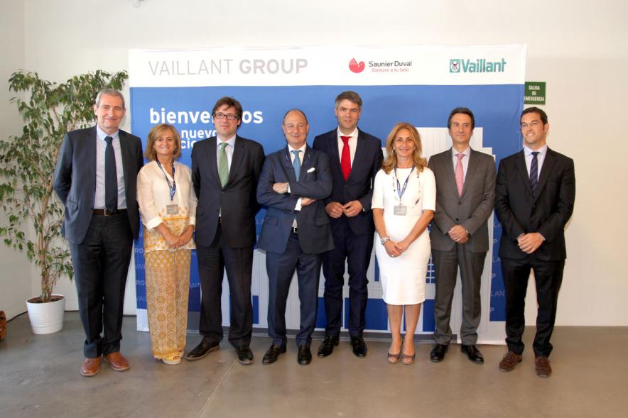 Inauguración Nueva Sede de Vaillant Group - Posado en la entrada.