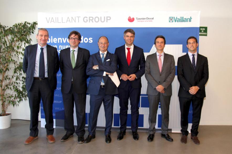 Inauguración Nueva Sede de Vaillant Group - Posado en la entrada.  