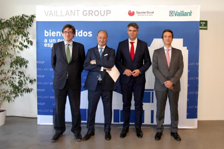 Inauguración Nueva Sede de Vaillant Group - Posado en la entrada.