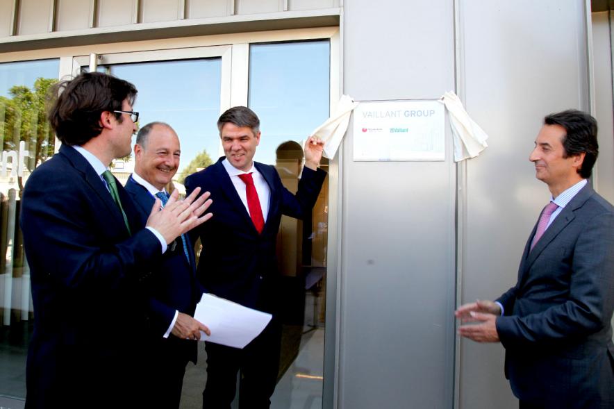 Inauguración Nueva Sede de Vaillant Group - Posado en la entrada.