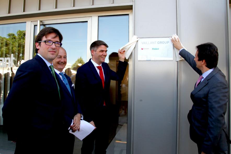 Inauguración Nueva Sede de Vaillant Group - Posado en la entrada.