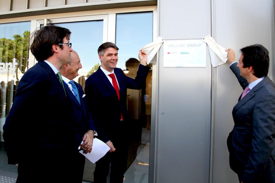 Inauguración Nueva Sede de Vaillant Group - Posado en la entrada.